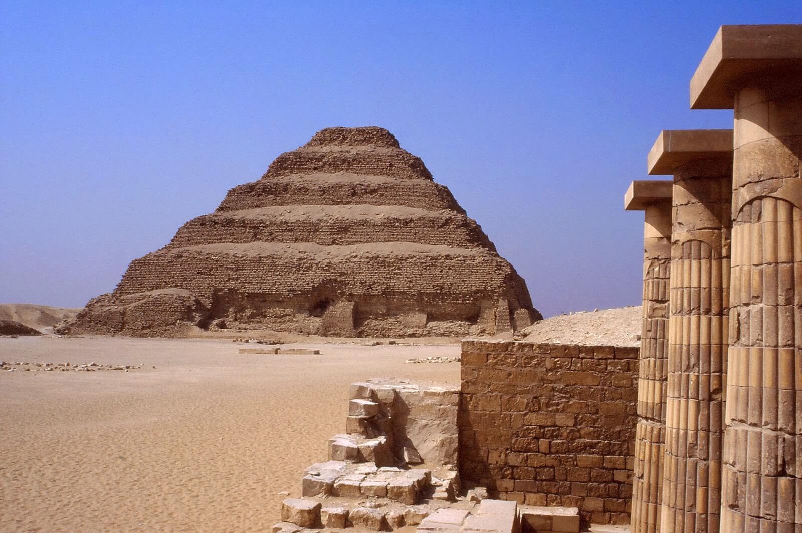 Часть большого каира 4 буквы. Пирамида Джозофа в Египте. Пирамида Джосера Саккара Египет. Пирамида Джосера в Саккаре. Египет Гробница Джосера.