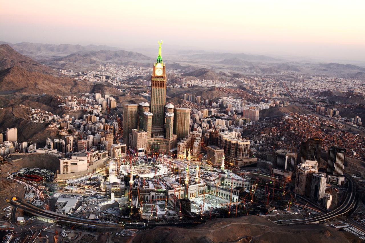 Мекка в каком городе. Саудовская Аравия Мекка. Саудская Аравия город мека. Башня Абрадж Аль-Бейт.