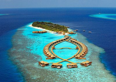 تتسم جزر المالديف بأنها من أكثر المناطق الجغرافية انتشارا في العالم وهي أصغر دولة آسيوية  جزر المالديف وهي رسميا جمهورية المالديف ويطلق عليها كذلك جزر المالديف من سلسلة مزدوجة من ست وعشرين جزيرة مرجانية في المحيط الهندي باتجاه شمال جنوب وتقع على بعد نحو 700 كيلومترا (430 ميل) جنوب غرب سريلانكا و400 كيلومترا (250 ميل) جنوب غرب الهند  من حيث عدد السكان والمساحة البرية  وهي أخفض بلد على وجه البسيطة إلا أن أكثر من 80% من أراضي البلاد مؤلفة من الجزر المرجانية التي ترتفع أقل من متر واحد فوق مستوى سطح البحر ويتألف الحيد من المخلفات المرجانية والمرجان الحي  ويعمل ذلك كحاجز طبيعي ضد البحر، مشكلا البحيرات  الأنظمة البيئية لجزر المالديف تعتبر مياه المالديف موئلا للعديد من الأنظمة البيئية لكنها تعرف كثيرا بتنوع شعابها المرجانية زاهية الألوان  ويقطن فيها أكثر من 1100 نوع من السمك، 5 أنواع من السلاحف البحرية، 21 نوع من الحيتان والدلافين187 نوع من المرجان  400 نوع من الرخويا و83 نوعاً من شوكيات الجلد. كما تعيش فيها العديد من أنواع  القشريات  هذه البيئة الفريدة تجعل منها مركز جذب للزوار من كافة أنحاء العالم، حيث تتركز السياحة في جزر المالديف حول استكشاف روائعها البيئية العديدة أو الاستمتاع في أحد منتجعاتها السياحية الفخمة التي تقدّم الملاذ المثالي على شواطئ المحيط الهندي  ثقافة المالديف وتقاليدها تعد الهوية المالديفية مزيج من الثقافات التي تجسد الشعوب التي استقرت على هذه الجزر، تعززها الديانة واللغة  ربما جاء المستوطنين الأوائل من جنوب الهند وسريلانكا وهم يرتبطون لغويا وعرقيا بشعوب شبه القارة الهندية ويعرفون عرقيا بديفيس  ويتضح تأثر الثقافة المالديفية بالقرب الجغرافي من سريلانكا وجنوب الهند. اللغة الرسمية الشائعة هي ديفيهي  وهي لغة هندو أوروبية تتشابه مع “إيلو”، اللغة السنهالية القديمة  بعد الحقبة البوذية الطويلة من التاريخ المالديفي، أدخل التجار المسلمون الإسلام. وتحول المالديفيون إلى الإسلام في منتصف القرن الثاني عشر. ومنذ القرن الثاني عشر الميلادي، تأثرت ثقافة ولغة البلاد بالمنطقة العربية بسبب التحول إلى الإسلام وموقعها كتقاطع طرق وسط المحيط الهندي. كان ذلك بسبب التاريخ التجاري الطويل بين الشرق الأقصى والشرق الأوسط  الفنون والحرف يتجلى اختلاط الثقافات كثيرا في الفنون المالديفية فالموسيقى التي تعزف بطبول البودو بيرو المحلية تشبه عزف الطبول الأفريقية  ويمثل الدوني (قارب شراعي مالديفي نادر) نمطا فنيا بحد ذاته فهو يبنى بحرفة جلية مع نقاط تشابه كبيرة مع القوارب الشراعية العربية ويمثل الفن الفاخر للمالديفيين الذي يتجلى في التفاصيل الدقيقة على الروافد الخشبية في المساجد القديمة  ما تم اكتسابه من فن عمارة جنوب شرق آسيا  تأتي بعدها السمات غير المحددة: وتحكي التصاميم الهندسية المميزة المستخدمة في الحصر المحاكة من المواد المحلية، والعنق المطرزة للأثواب النسائية التقليدية وزخارفها أيضا، قصة أخرى جلبت من ثقافة غير معروفة انسابت إلى المجتمع المالديفي  وتحمل شواهد القبور ذات النحت البديع في بعض المقابر القديمة والنحت الصخري الفاخر لهوكورو ميسكي في مالي  شهادات على المهارات المذهلة لنحاتي الصخور المالديفيين القديمين  ويعتبر المالديفيون حرفيون بارعون ينتجون المنحوتات الأنيقة مما هو متوفر محليا في غالب الأحيان  لقد تم تناقل العديد من المهارات من جيل إلى جيل لتبقى حتى يومنا هذا  المأكولات المالديفية ترتكز المأكولات المالديفية التقليدية على ثلاثة مواد رئيسية ومشتقاتها يستخدم جوز الهند بالنمط المبشور  ويعصر للحصول على حليب جوز الهند، أو زيت جوز الهند في الأطباق التي تقلى ويعد حليب جوز الهند مكونا أساسيا في العديد من أصناف الكاري المالديفية وأطباق أخرى  أما السمك المفضل فهو تونة سكيب جاك، إما مجففا أو طازجا وتستخدم التونة الجافة المعالجة أساسا لإعداد الوجبات السريعة  مثل غولها كفابو باجيا (النسخة المحلية من السمبوسة الهندية) وفتافولهي الأصناف النشوية مثل الأرز  التي تؤكل مسلوقة أو مطحونة كدقيق، كرات مثل تارو (ألا) البطاطا الحلوة (كتالا) أو تابيوكا (دانديالوفي)  إضافة إلى فواكه مثل فاكهة الخبز (بامبوكيو) أو سكروباين (كاشيكويو) وفاكهة الخبز المسلوقة  أما فاكهة سكروباين فغالبا ما تؤكل نيئة بعد تقطيعها إلى شرائح رفيعة  كل هذه المأكولات الفريدة متوافرة في مطاعم المالديف التي تتميز بأطباقها البحرية الشهية وأجوائها الرومنسية المميزة  السياحة في جزر المالديف تجعل زرقة المياه العجيبة والشواطئ المعزولة من العطل في جزر المالديف قمة الرفاهية. وتعد المالديف الوجهة المثالية للغواصين وعشاق المنتجعات الصحية الفاخرة.  الأنشطة الترفيهية في المالديف يعتبر الغوص في المالديف من الأنشطة الأكثر رواجا لدى مرتادي العطل في هذه الوجهة الساحرة. فباستطاعة الغواصين المبتدئين والمتقدمين اكتشاف الحياة الاستوائية المحلية على مدار العام  شاهد أسماك البراكودا والسمكة الببغائية تسبح على بعد بضعة بوصات واسبح على سطح الماء مع العديد من أسماك المانتا  راي الكثيرة. للاستمتاع بتجربة الغوص المالديفية الحقيقية احجز رحلة الغوص التي تتيح لك النوم على متن القارب  حتى تتمكن من الغوص بكل راحة بعيدا عن الشاطئ  يعتبر ركوب الأمواج نشاطا رائجا في المالديف أيضا، وتعني الشواطئ المعزولة أن بإمكان المبتدئين التمرن بهدوء نسبي  وإذا كان الاسترخاء يشكل الأولوية بالنسبة لك لعدة أيام، خصص بعض الوقت لمعالجة سبا. يمكن إجراء معظم العلاجات في الهواء الطلق حتى تستمتع بمشهد جزر المالديف الخلاب بينما تسترخي بدلال ورفاهية مطلقة  منتجعات المالديف اختر من بين افخم منتجعات المالديف مع منتجعينا الفخمين جميرا فيتافيلي وجميرا ديفانافوشي   لعيش تجربة منقطعة النظير وسواء كنت تبحث عن العطلة العائلية المطلقة أو إجازة رومانسية مميزة  يزخر فردوس جزيرتينا بما يكفي لجذب أشد المسافرين تطلبا وإلحاحا  لأنشطة الترفيهية في جزر المالديف انطلق في رحلة إلى المالديف للتعرف على هذا البلد الساحر. تشتهر المالديف بشواطئها المتألقة، لكن الجزر تحوي المزيد مما يمكن مشاهدته وفعله بينما تبتعد عن الرمال البيضاء أو الخضرة الوارفة.  اكتشاف جزر المالديف ابدأ رحلة المالديف باكتشاف عاصمتها مالي. تمتاز المدينة بالمباني زاهية الألوان والشوارع النشطة. سيجد الزوار هنا العديد من المعالم المثيرة، مثل المركز الإسلامي بقبته الذهبية، إضافة إلى الأسواق الحية الصاخبة والمطاعم المغرية.  اذهب في رحلة قارب خارج مالي وسوف تتعرف على العديد من جزر المالديف المدهشة  تزخر بحيرات الجزر التي تفصل هذه الجزر بوفرة من الحياة البحرية مما يجعل جولة الغوص جزء أساسيا من أي رحلة إلى المالديف  اكتشف الشعاب الاستوائية وحطام السفن للتعرف على السمك الملون والقشريات وسمك القرش وغيرها  كما يمكنك ترتيب رحلة صيد ليلية في المالديف. تتيح لك رحلات الصيد الليلية صيد السمك وشوائه وتناوله في طريقة مثالية لتجربة المأكولات البحرية المحلية ولإلقاء نظرة على الحياة المحلية، اذهب في جولة عبر جزيرة مأهولة بالسكان المحليين  حيث ستشاهد كيف يعيش الناس خارج المنتجعات وتشتري السلع المصنوعة محليا  الاسترخاء بعد جولة في جزر المالديف عد إلى منتجعاتنا في المالديف واسترخ جولتك السياحية الحافلة. من التجهيزات الفخمة إلى خيارات الطعام الذواقة وكل شيء بينها يقدم جميرا فيتافيلي و جميرا ديفانافوشي تجربة منقطعة النظير في هذا الفردوس الساحر  حفلات الزفاف في جزر المالديف  حيث البحار الزرقاء، والرمال الفضية، والخضرة الوفيرة، تعد جزر المالديف من أجمل بقاع الأرض حيث تمدك بأفضل المشاهد للتصوير يوم زفافك.إن حفلات الزفاف في منتجعات جميرا بجزر المالديف هي الأكثر بهجة ورومانسية سواء أكانت حفلات حميمة خاصة على الشاطئ أم حفلات عائلية كبيرة. الرومانسية الفريدة في جزر المالديف سيجد الأزواج الذين يخططون لإقامة حفلات زفافهم بجزر المالديف بانتظارهم المشاهد الخلابة التي تحيط بمنتجعينا  يوفر كل من الشواطئ المعزولة والمحيط الهندي المتألق والممتد علي مرمي البصر لوحة فنية يمكنك من خلالها الحصول على أفضل صور للزفاف. في ظل أشجار النخيل وعلى وقع ارتطام أمواج المحيط ببعضها اجعل زفافك قصة خيالية وذكرى رائعة ترافقك عمرك بأكمله  تناول عشاءك في الهواء الطلق على الشاطئ، وأنت تستمع إلى عزف فرقة موسيقية وارقص تحت القمر والنجوم  بينما يقارب حفل زفافك على الانتهاء. وفي اليوم التالي، يمكنك الاسترخاء مع ضيوفك بالفيلات الفاخرة أو أكواخ الشاطئ  واسترد نشاطك بعد صخب يوم الزفاف من خلال معالجات المنتجعات الصحية  وبعد إتمام زفافك يمكنك الاستمتاع بشهر عسل لا ينسى في المالديف يتيح لك الاستمتاع بأهم لحظاتك الخاصة في إحدى أجمل جزر العالم.  حفلات زفاف مثالية حتى أدق التفاصيل تقدم منتجعات جميرا بالمالديف حفلات زفاف رائعة للأزواج تناسب جميع الأذواق. فنحن نهتم بالتفاصيل بداية من عشاء من أربعة أطباق يتم تقديمه على الشاطئ وحتى خدمة كبير الخدم المتفانية، معنا ستجد كل ما تحتاجه لإقامة حفل زفاف لا تشوبه شائبة  شهر العسل في المالديف ابدأ حياتك الزوجية في جو من الراحة والرفاهية بقضاء شهر العسل في جزر المالديف مع جميرا استمتع بالتنزه على الشواطئ الذهبية والسباحة في مياه المحيط بما تتميز به من دفء وشفافية  قضاء شهر العسل في جزر المالديف تجربة تخلدها الذاكرة لا مثيل لمواقع شهر العسل في منتجعي جميرا في جزر المالديف، بداية من الخضرة الوفيرة، إلى عجائب الرفاهية الشاعرية المقدمة يوميًا بمطاعمنا، نحن نهتم بتقديم الخدمات التي تجعل من قضاء شهر العسل معنا تجربة خاصة لا تنسى.  استفد من عروض شهر العسل في جزر المالديف في فنادق جميرا واسترخ على شاطئ المحيط الهندي  ثم قم بترتيب برنامج معالجة فريد في المنتجع الصحي لنفسك ولرفيقة دربك  وتتضمن أيام المنتجع الصحي الخاصة بالأزواج كل الخيارات بداية من جلسات التدليك (المساج) البسيطة  وحتى دروس اليوجا الخاصة. وبذلك ستتمكن من استعادة نشاط عقلك وجسدك، والاستمتاع بشهر عسل رائع في جزر المالديف.  وللباحثين عن مزيد من الأنشطة، يجب ألا تفوت فرصة الغوص بالمالديف. فالمياه المحيطة بجزر المالديف تتضمن تشكيلة كبيرة من الأحياء البحرية، بداية من الأسماك الاستوائية، وحتى القروش البيضاء، وبذلك تستمتع بمشاهد بحرية رائعة تتناسب مع أجواء شهر العسل  استمتع بشهر العسل في منتجعات المالديف اصنع ذكريات لا تنسى في رحلة شهر العسل الى جزر المالديف معنا في منتجعي جميرا ديفانافوشي وجميرا فيتافيلي وقد تم تنظيم باقات شهر العسل لدينا لتوفر لك أكبر قدر من المتعة والاسترخاء للاستمتاع بالأيام الأولى من حياتك الزوجية  كما يمكنك الاستمتاع بعشاء على ضوء الشموع وعلى الشاطئ، مع فيلا خاصة وخادم شخصي على مدار الساعة