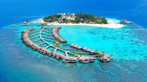 تتسم جزر المالديف بأنها من أكثر المناطق الجغرافية انتشارا في العالم وهي أصغر دولة آسيوية جزر المالديف وهي رسميا جمهورية المالديف ويطلق عليها كذلك جزر المالديف من سلسلة مزدوجة من ست وعشرين جزيرة مرجانية في المحيط الهندي باتجاه شمال جنوب وتقع على بعد نحو 700 كيلومترا (430 ميل) جنوب غرب سريلانكا و400 كيلومترا (250 ميل) جنوب غرب الهند من حيث عدد السكان والمساحة البرية  وهي أخفض بلد على وجه البسيطة إلا أن أكثر من 80% من أراضي البلاد مؤلفة من الجزر المرجانية التي ترتفع أقل من متر واحد فوق مستوى سطح البحر ويتألف الحيد من المخلفات المرجانية والمرجان الحي ويعمل ذلك كحاجز طبيعي ضد البحر، مشكلا البحيرات الأنظمة البيئية لجزر المالديف تعتبر مياه المالديف موئلا للعديد من الأنظمة البيئية لكنها تعرف كثيرا بتنوع شعابها المرجانية زاهية الألوان ويقطن فيها أكثر من 1100 نوع من السمك، 5 أنواع من السلاحف البحرية، 21 نوع من الحيتان والدلافين187 نوع من المرجان 400 نوع من الرخويا و83 نوعاً من شوكيات الجلد. كما تعيش فيها العديد من أنواع  القشريات هذه البيئة الفريدة تجعل منها مركز جذب للزوار من كافة أنحاء العالم، حيث تتركز السياحة في جزر المالديف حول استكشاف روائعها البيئية العديدة أو الاستمتاع في أحد منتجعاتها السياحية الفخمة التي تقدّم الملاذ المثالي على شواطئ المحيط الهندي ثقافة المالديف وتقاليدها تعد الهوية المالديفية مزيج من الثقافات التي تجسد الشعوب التي استقرت على هذه الجزر، تعززها الديانة واللغة ربما جاء المستوطنين الأوائل من جنوب الهند وسريلانكا وهم يرتبطون لغويا وعرقيا بشعوب شبه القارة الهندية ويعرفون عرقيا بديفيس ويتضح تأثر الثقافة المالديفية بالقرب الجغرافي من سريلانكا وجنوب الهند. اللغة الرسمية الشائعة هي ديفيهي وهي لغة هندو أوروبية تتشابه مع “إيلو”، اللغة السنهالية القديمة بعد الحقبة البوذية الطويلة من التاريخ المالديفي، أدخل التجار المسلمون الإسلام. وتحول المالديفيون إلى الإسلام في منتصف القرن الثاني عشر. ومنذ القرن الثاني عشر الميلادي، تأثرت ثقافة ولغة البلاد بالمنطقة العربية بسبب التحول إلى الإسلام وموقعها كتقاطع طرق وسط المحيط الهندي. كان ذلك بسبب التاريخ التجاري الطويل بين الشرق الأقصى والشرق الأوسط الفنون والحرف يتجلى اختلاط الثقافات كثيرا في الفنون المالديفية فالموسيقى التي تعزف بطبول البودو بيرو المحلية تشبه عزف الطبول الأفريقية ويمثل الدوني (قارب شراعي مالديفي نادر) نمطا فنيا بحد ذاته فهو يبنى بحرفة جلية مع نقاط تشابه كبيرة مع القوارب الشراعية العربية ويمثل الفن الفاخر للمالديفيين الذي يتجلى في التفاصيل الدقيقة على الروافد الخشبية في المساجد القديمة ما تم اكتسابه من فن عمارة جنوب شرق آسيا تأتي بعدها السمات غير المحددة: وتحكي التصاميم الهندسية المميزة المستخدمة في الحصر المحاكة من المواد المحلية، والعنق المطرزة للأثواب النسائية التقليدية وزخارفها أيضا، قصة أخرى جلبت من ثقافة غير معروفة انسابت إلى المجتمع المالديفي وتحمل شواهد القبور ذات النحت البديع في بعض المقابر القديمة والنحت الصخري الفاخر لهوكورو ميسكي في مالي شهادات على المهارات المذهلة لنحاتي الصخور المالديفيين القديمين ويعتبر المالديفيون حرفيون بارعون ينتجون المنحوتات الأنيقة مما هو متوفر محليا في غالب الأحيان لقد تم تناقل العديد من المهارات من جيل إلى جيل لتبقى حتى يومنا هذا المأكولات المالديفية ترتكز المأكولات المالديفية التقليدية على ثلاثة مواد رئيسية ومشتقاتها يستخدم جوز الهند بالنمط المبشور ويعصر للحصول على حليب جوز الهند، أو زيت جوز الهند في الأطباق التي تقلى ويعد حليب جوز الهند مكونا أساسيا في العديد من أصناف الكاري المالديفية وأطباق أخرى أما السمك المفضل فهو تونة سكيب جاك، إما مجففا أو طازجا وتستخدم التونة الجافة المعالجة أساسا لإعداد الوجبات السريعة مثل غولها كفابو باجيا (النسخة المحلية من السمبوسة الهندية) وفتافولهي الأصناف النشوية مثل الأرز التي تؤكل مسلوقة أو مطحونة كدقيق، كرات مثل تارو (ألا) البطاطا الحلوة (كتالا) أو تابيوكا (دانديالوفي) إضافة إلى فواكه مثل فاكهة الخبز (بامبوكيو) أو سكروباين (كاشيكويو) وفاكهة الخبز المسلوقة أما فاكهة سكروباين فغالبا ما تؤكل نيئة بعد تقطيعها إلى شرائح رفيعة كل هذه المأكولات الفريدة متوافرة في مطاعم المالديف التي تتميز بأطباقها البحرية الشهية وأجوائها الرومنسية المميزة السياحة في جزر المالديف تجعل زرقة المياه العجيبة والشواطئ المعزولة من العطل في جزر المالديف قمة الرفاهية. وتعد المالديف الوجهة المثالية للغواصين وعشاق المنتجعات الصحية الفاخرة. الأنشطة الترفيهية في المالديف يعتبر الغوص في المالديف من الأنشطة الأكثر رواجا لدى مرتادي العطل في هذه الوجهة الساحرة. فباستطاعة الغواصين المبتدئين والمتقدمين اكتشاف الحياة الاستوائية المحلية على مدار العام شاهد أسماك البراكودا والسمكة الببغائية تسبح على بعد بضعة بوصات واسبح على سطح الماء مع العديد من أسماك المانتا راي الكثيرة. للاستمتاع بتجربة الغوص المالديفية الحقيقية احجز رحلة الغوص التي تتيح لك النوم على متن القارب حتى تتمكن من الغوص بكل راحة بعيدا عن الشاطئ يعتبر ركوب الأمواج نشاطا رائجا في المالديف أيضا، وتعني الشواطئ المعزولة أن بإمكان المبتدئين التمرن بهدوء نسبي وإذا كان الاسترخاء يشكل الأولوية بالنسبة لك لعدة أيام، خصص بعض الوقت لمعالجة سبا. يمكن إجراء معظم العلاجات في الهواء الطلق حتى تستمتع بمشهد جزر المالديف الخلاب بينما تسترخي بدلال ورفاهية مطلقة منتجعات المالديف اختر من بين افخم منتجعات المالديف مع منتجعينا الفخمين جميرا فيتافيلي وجميرا ديفانافوشي  لعيش تجربة منقطعة النظير وسواء كنت تبحث عن العطلة العائلية المطلقة أو إجازة رومانسية مميزة يزخر فردوس جزيرتينا بما يكفي لجذب أشد المسافرين تطلبا وإلحاحا لأنشطة الترفيهية في جزر المالديف انطلق في رحلة إلى المالديف للتعرف على هذا البلد الساحر. تشتهر المالديف بشواطئها المتألقة، لكن الجزر تحوي المزيد مما يمكن مشاهدته وفعله بينما تبتعد عن الرمال البيضاء أو الخضرة الوارفة. اكتشاف جزر المالديف ابدأ رحلة المالديف باكتشاف عاصمتها مالي. تمتاز المدينة بالمباني زاهية الألوان والشوارع النشطة. سيجد الزوار هنا العديد من المعالم المثيرة، مثل المركز الإسلامي بقبته الذهبية، إضافة إلى الأسواق الحية الصاخبة والمطاعم المغرية. اذهب في رحلة قارب خارج مالي وسوف تتعرف على العديد من جزر المالديف المدهشة تزخر بحيرات الجزر التي تفصل هذه الجزر بوفرة من الحياة البحرية مما يجعل جولة الغوص جزء أساسيا من أي رحلة إلى المالديف اكتشف الشعاب الاستوائية وحطام السفن للتعرف على السمك الملون والقشريات وسمك القرش وغيرها كما يمكنك ترتيب رحلة صيد ليلية في المالديف. تتيح لك رحلات الصيد الليلية صيد السمك وشوائه وتناوله في طريقة مثالية لتجربة المأكولات البحرية المحلية ولإلقاء نظرة على الحياة المحلية، اذهب في جولة عبر جزيرة مأهولة بالسكان المحليين حيث ستشاهد كيف يعيش الناس خارج المنتجعات وتشتري السلع المصنوعة محليا الاسترخاء بعد جولة في جزر المالديف عد إلى منتجعاتنا في المالديف واسترخ جولتك السياحية الحافلة. من التجهيزات الفخمة إلى خيارات الطعام الذواقة وكل شيء بينها يقدم جميرا فيتافيلي و جميرا ديفانافوشي تجربة منقطعة النظير في هذا الفردوس الساحر حفلات الزفاف في جزر المالديف  حيث البحار الزرقاء، والرمال الفضية، والخضرة الوفيرة، تعد جزر المالديف من أجمل بقاع الأرض حيث تمدك بأفضل المشاهد للتصوير يوم زفافك.إن حفلات الزفاف في منتجعات جميرا بجزر المالديف هي الأكثر بهجة ورومانسية سواء أكانت حفلات حميمة خاصة على الشاطئ أم حفلات عائلية كبيرة. الرومانسية الفريدة في جزر المالديف سيجد الأزواج الذين يخططون لإقامة حفلات زفافهم بجزر المالديف بانتظارهم المشاهد الخلابة التي تحيط بمنتجعينا يوفر كل من الشواطئ المعزولة والمحيط الهندي المتألق والممتد علي مرمي البصر لوحة فنية يمكنك من خلالها الحصول على أفضل صور للزفاف. في ظل أشجار النخيل وعلى وقع ارتطام أمواج المحيط ببعضها اجعل زفافك قصة خيالية وذكرى رائعة ترافقك عمرك بأكمله تناول عشاءك في الهواء الطلق على الشاطئ، وأنت تستمع إلى عزف فرقة موسيقية وارقص تحت القمر والنجوم بينما يقارب حفل زفافك على الانتهاء. وفي اليوم التالي، يمكنك الاسترخاء مع ضيوفك بالفيلات الفاخرة أو أكواخ الشاطئ واسترد نشاطك بعد صخب يوم الزفاف من خلال معالجات المنتجعات الصحية وبعد إتمام زفافك يمكنك الاستمتاع بشهر عسل لا ينسى في المالديف يتيح لك الاستمتاع بأهم لحظاتك الخاصة في إحدى أجمل جزر العالم. حفلات زفاف مثالية حتى أدق التفاصيل تقدم منتجعات جميرا بالمالديف حفلات زفاف رائعة للأزواج تناسب جميع الأذواق. فنحن نهتم بالتفاصيل بداية من عشاء من أربعة أطباق يتم تقديمه على الشاطئ وحتى خدمة كبير الخدم المتفانية، معنا ستجد كل ما تحتاجه لإقامة حفل زفاف لا تشوبه شائبة شهر العسل في المالديف ابدأ حياتك الزوجية في جو من الراحة والرفاهية بقضاء شهر العسل في جزر المالديف مع جميرا استمتع بالتنزه على الشواطئ الذهبية والسباحة في مياه المحيط بما تتميز به من دفء وشفافية قضاء شهر العسل في جزر المالديف تجربة تخلدها الذاكرة لا مثيل لمواقع شهر العسل في منتجعي جميرا في جزر المالديف، بداية من الخضرة الوفيرة، إلى عجائب الرفاهية الشاعرية المقدمة يوميًا بمطاعمنا، نحن نهتم بتقديم الخدمات التي تجعل من قضاء شهر العسل معنا تجربة خاصة لا تنسى. استفد من عروض شهر العسل في جزر المالديف في فنادق جميرا واسترخ على شاطئ المحيط الهندي ثم قم بترتيب برنامج معالجة فريد في المنتجع الصحي لنفسك ولرفيقة دربك وتتضمن أيام المنتجع الصحي الخاصة بالأزواج كل الخيارات بداية من جلسات التدليك (المساج) البسيطة وحتى دروس اليوجا الخاصة. وبذلك ستتمكن من استعادة نشاط عقلك وجسدك، والاستمتاع بشهر عسل رائع في جزر المالديف. وللباحثين عن مزيد من الأنشطة، يجب ألا تفوت فرصة الغوص بالمالديف. فالمياه المحيطة بجزر المالديف تتضمن تشكيلة كبيرة من الأحياء البحرية، بداية من الأسماك الاستوائية، وحتى القروش البيضاء، وبذلك تستمتع بمشاهد بحرية رائعة تتناسب مع أجواء شهر العسل استمتع بشهر العسل في منتجعات المالديف اصنع ذكريات لا تنسى في رحلة شهر العسل الى جزر المالديف معنا في منتجعي جميرا ديفانافوشي وجميرا فيتافيلي وقد تم تنظيم باقات شهر العسل لدينا لتوفر لك أكبر قدر من المتعة والاسترخاء للاستمتاع بالأيام الأولى من حياتك الزوجية كما يمكنك الاستمتاع بعشاء على ضوء الشموع وعلى الشاطئ، مع فيلا خاصة وخادم شخصي على مدار الساعة