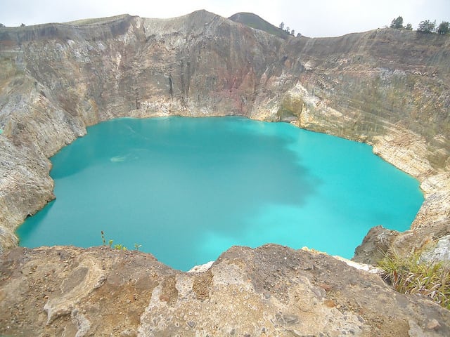 البحيرات الملونة العجيبة بأندونيسيا
