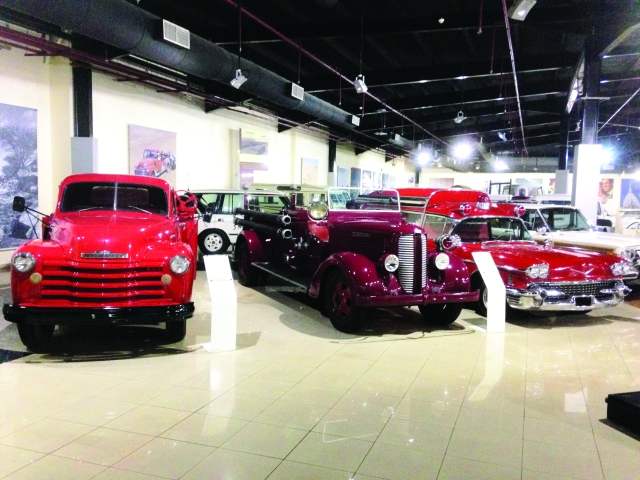 أنشطة في متحف السيارات القديمة الامارات