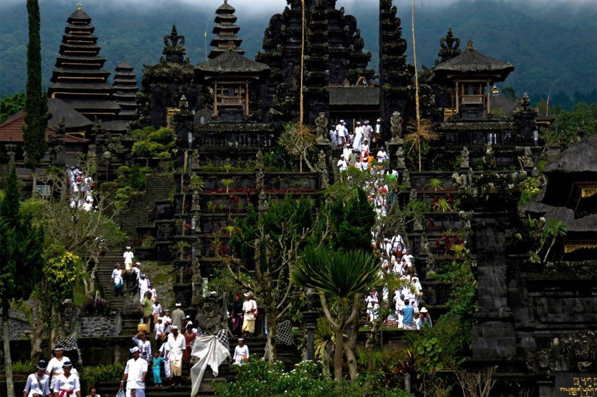 معبد بيساكيه الأم بالي اندونيسيا
